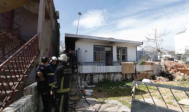 Gecekonduda çıkan yangın ekipleri alarma geçirdi