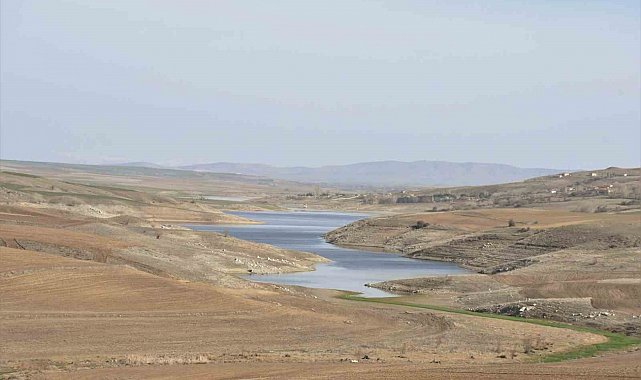 Gelingüllü barajında üç ay arayla çekilen görüntüler yaşanan kuraklığı gözler önüne serdi