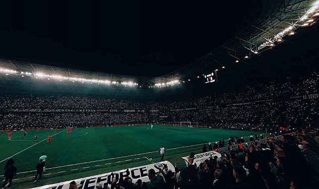 Genç taraftar tribünden düşmüştü, evinde meşalelerle karşılandı