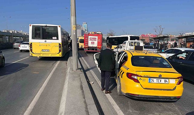 Geri geri kayan İETT otobüsü dolmuşa ve ticari taksiye çarptı