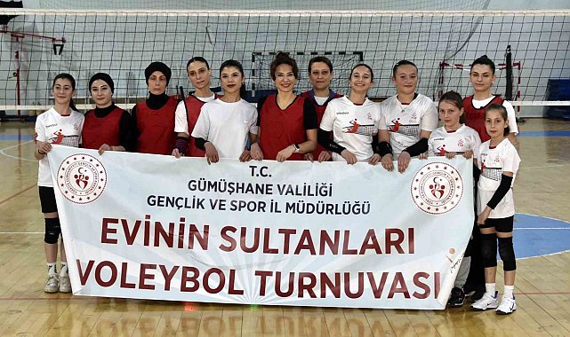 Gümüşhane'de anneler ve kızları voleybol maçında karşı karşıya geldi