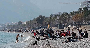 Güneşli havayı fırsat bilen Antalyalılar Konyaaltı'na akın etti