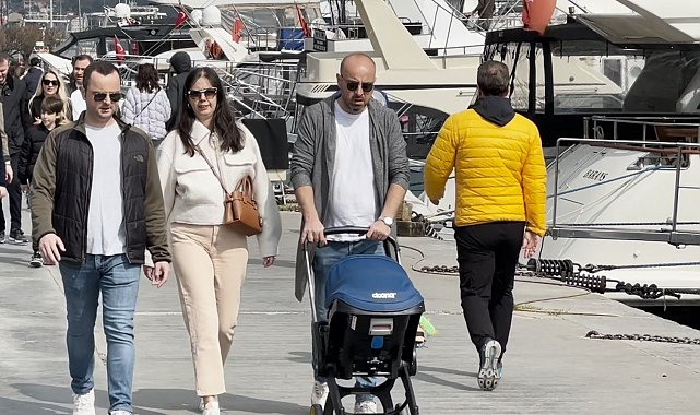 Güneşli havayı fırsat bilen vatandaşlar bayramın ilk gününde Bebek sahiline akın etti