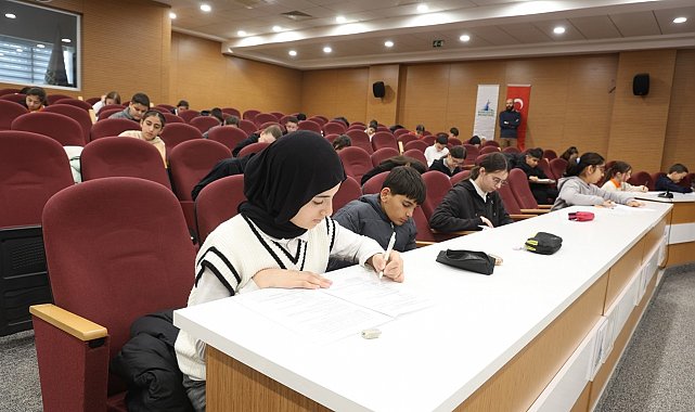 Hadis ezberleme yarışmasında öğrenciler kıyasıya mücadele etti