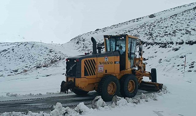 Hakkari'de kardan kapanan kayak merkezi yolu açıldı