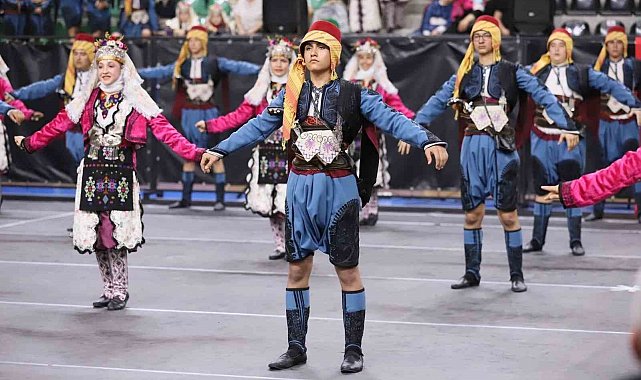 Halk oyunları şöleni izleyenleri mest etti