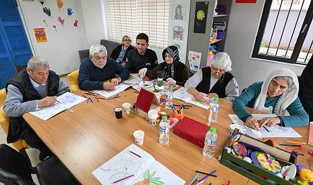 Hastalar 'Gülümse Alzheimer Yaşam Merkezi'nde hataya sıkı sıkı tutunuyor