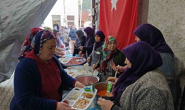 Her akşam köy meydanında gönül sofrası kuruluyor
