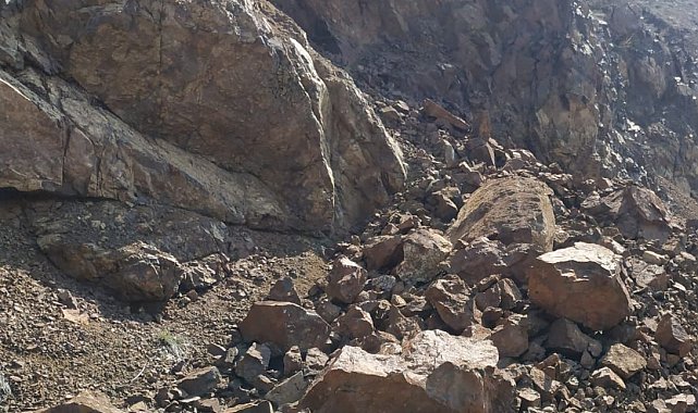 Heyelan sonrası yola düşen taşlar temizlendi