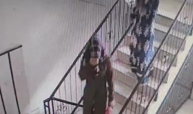 Hırsızlık için apartmana giren kadınlar kamerada