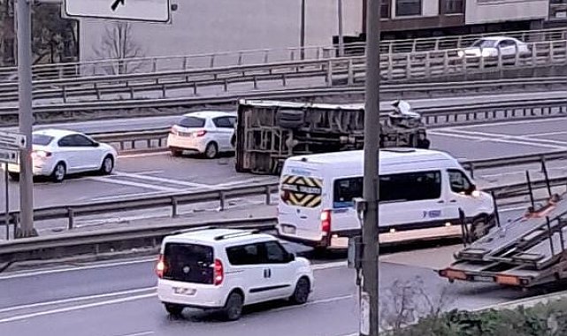 Hurda yüklü kamyonet devrildi