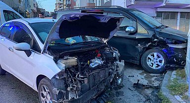 İftara dakikalar kala 2 araç kafa kafaya çarpıştı: 4 yaralı