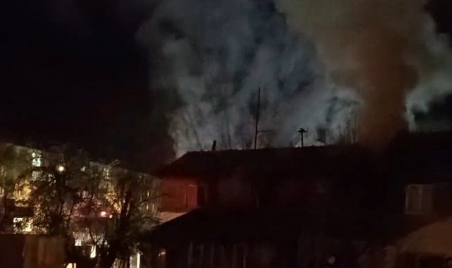 İki katlı binada çıkan yangında maddi hasar oluştu