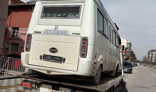 İkiz plaka ile trafikten men edilmiş araçla yolcu taşıyan dolmuşa polis 'dur' dedi