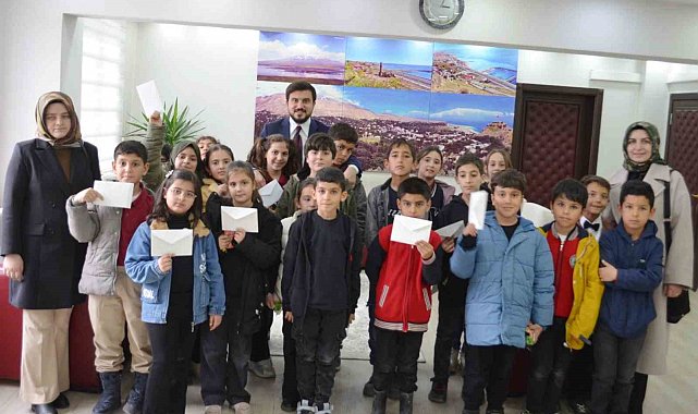 İlkokul öğrencilerinden kaymakam ve belediye başkanına ziyaret