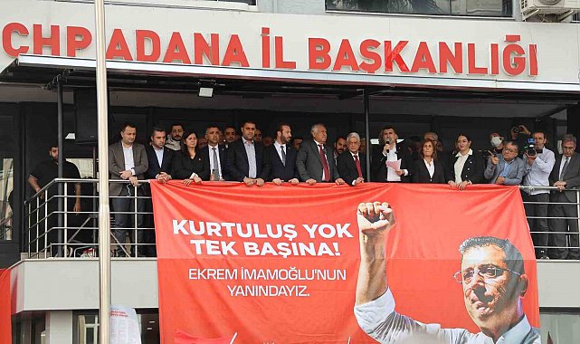 İmamoğlu'nun gözaltına alınması sonrası Adana'da CHP'liler partide toplandı