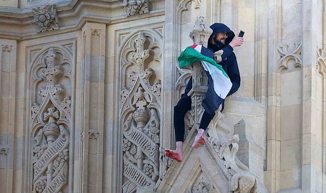İngiltere'nin simgelerinden Big Ben Saat Kulesi 'nde Filistin bayrağı açan şahsı ikna çalışmaları sürüyor