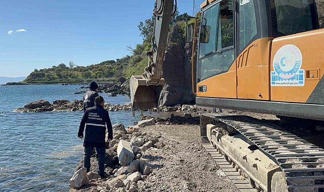 İş makineleriyle denizi doldurmuşlar