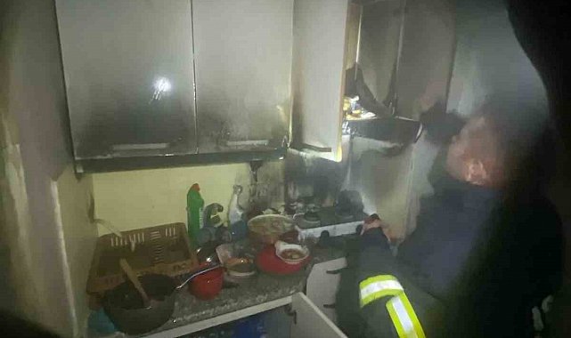 Isparta'da çıkan yangında dairenin mutfağı küle döndü