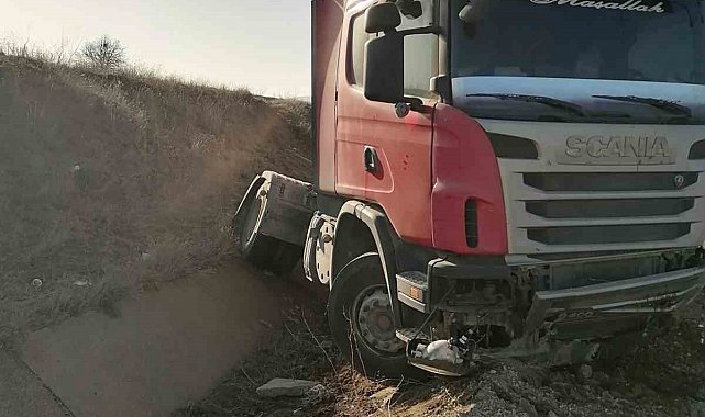 Isparta'da su kanalına düşen tırın sürücüsü yaralandı