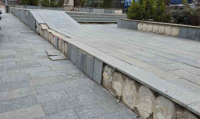 İspir'de hükümet konağı önü harabeye döndü