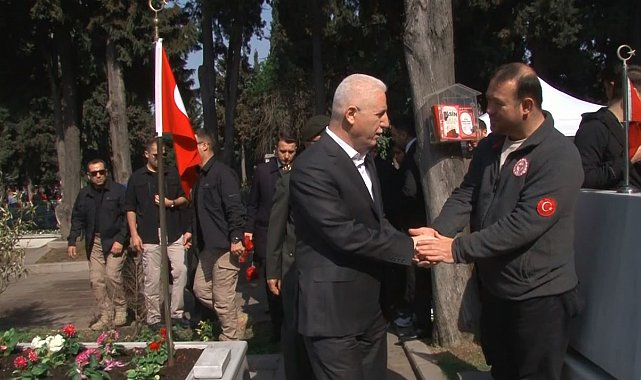 İstanbul Valisi Davut Gül, Edirnekapı Şehitliği'ni ziyaret etti