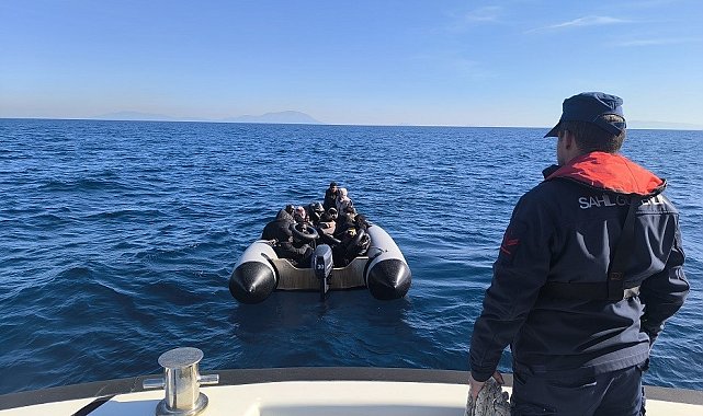 İzmir'de 55 göçmen kurtarıldı, 2 göçmen kaçakçısı yakalandı