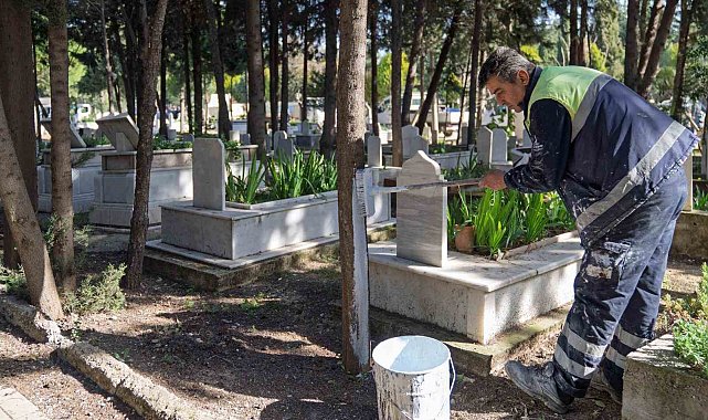 İzmir'de bayram öncesi mezarlıklara özel bakım