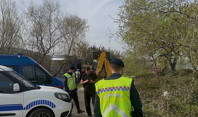 İznik Sahili'nde talan...Devlet arazisine yapılan bağ ve bahçeler kaldırıldı