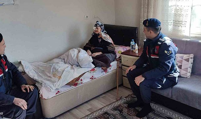 Jandarma 94 yaşındaki Esma Teyzeyi unutmadı