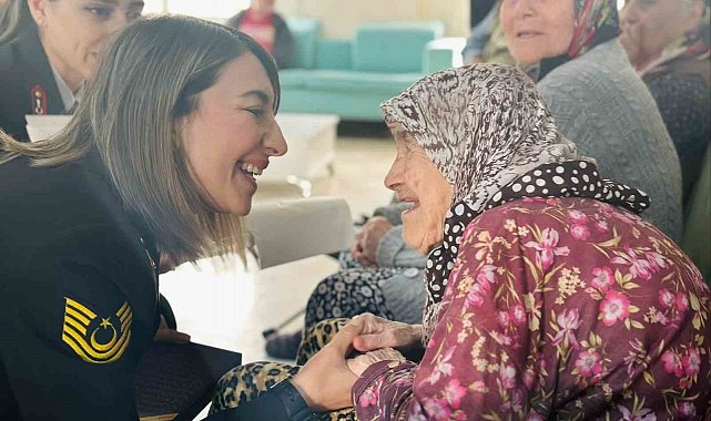 Jandarma bayramda yaşlı çınarları unutmadı