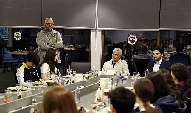 Jose Mourinho, bursiyer çocuklarla iftarda buluştu