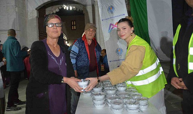 Kadir Gecesi'nde 10 bin lokma tatlısı dağıtıldı