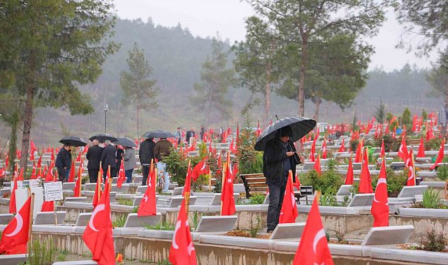Kahramanmaraş deprem mezarlığında hüzünlü bayram