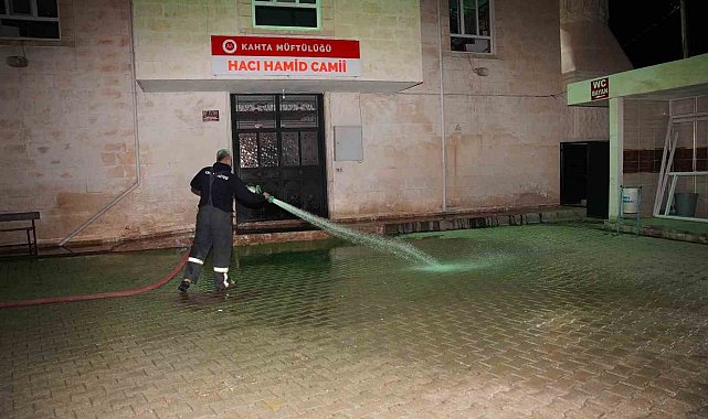 Kahta Belediyesi itfaiye ekiplerinden camilerde yıkama seferberliği