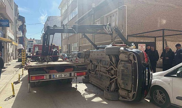 Kaldırılmak isterken çekiciden düşen lüks araçta ağır hasar oluştu