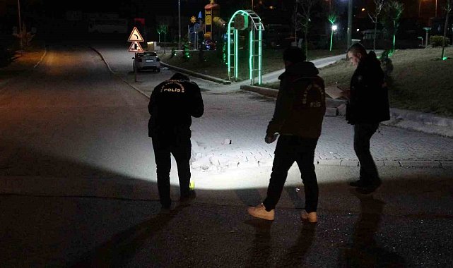 Kaldırımda yürürken yüzüne saçma isabet etti