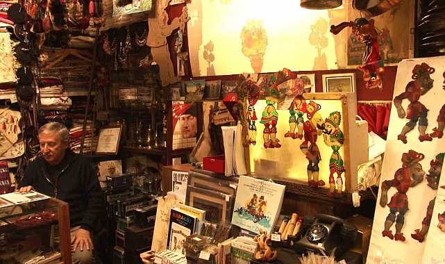 Karagöz ve Hacivat'a ömrünü adadı, gölge oyunlarını gelecek nesillere aktarıyor