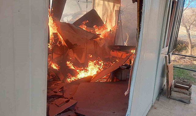 Karaman'da bahçe evi alevlere teslim oldu