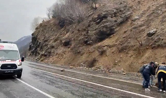 Karayoluna düşen taşları 112 ekibi ve vatandaşlar temizledi