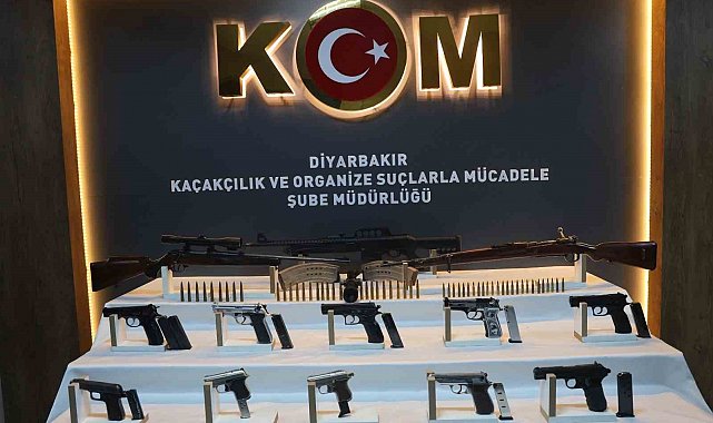 Kargo şirketi araçlarında özel bölmelerde tabanca ve uzun namlulu silahlar ele geçirildi: 17 gözaltı