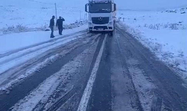 Kars-Ardahan karayolunda yoğun kar yağışı etkili oldu; Tırlar yolda kaldı