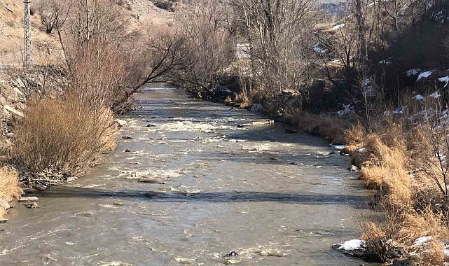 Kars Çayı'nın buzları çözüldü