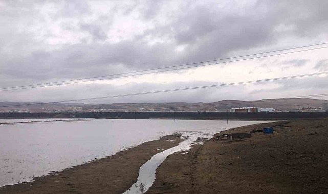 Kars'ta eriyen kar, derelerin debisini yükseltti
