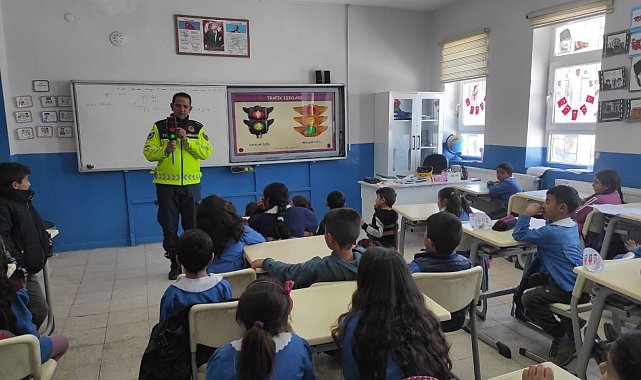 Kars'ta jandarmadan öğrencilere trafik eğitimi