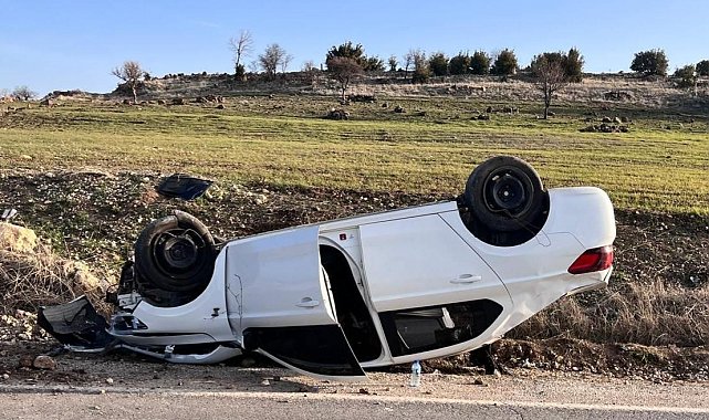 Kartona çarpmamak için manevra yapan araç takla attı: 1 yaralı