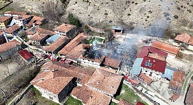 Kastamonu'da çıkan yangında 2 ev, 1 araç yandı