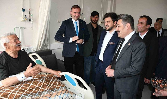 Kaymakam Özçelik'ten hastalara bayram ziyareti