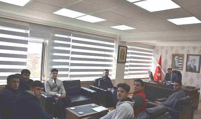 Kaymakam Seyman, bilek güreşi şampiyonlarına belgelerini verdi