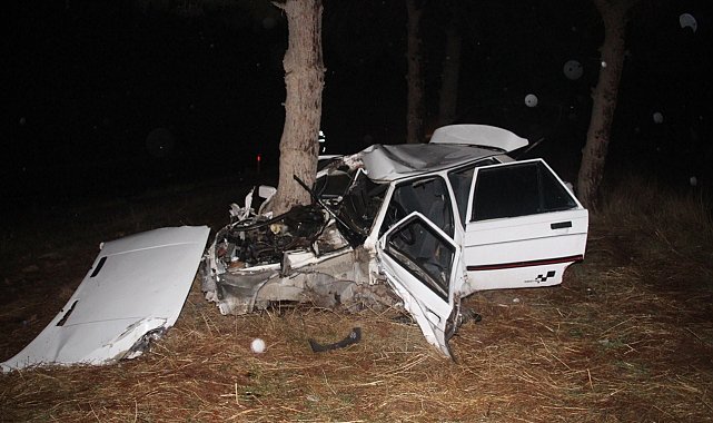 Kazada ağaca çarpan otomobil hurdaya döndü: 2 yaralı